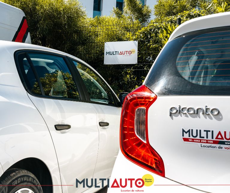 Véhicules de location alignés sur le parking de l'aéroport de La Réunion